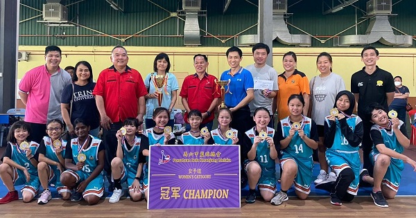 陈江荣（后排左3）及朱国升（后排左5）颁发女子组冠军予士兰道侨智小学。
