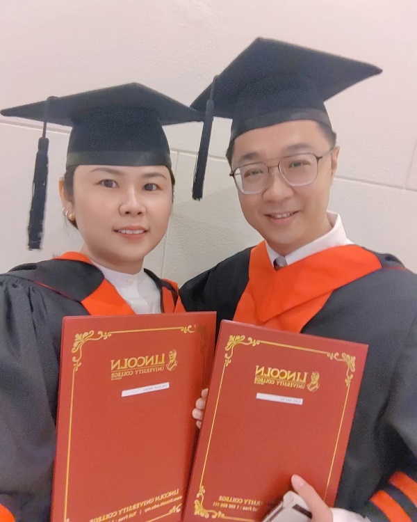 杨伟钇及陈煊婷夫妇是全马首对，同时获得荣获林肯大学颁发荣誉院士的中医师博士教授的夫妻。