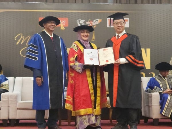 杨伟钇获颁林肯大学荣誉院士，以表扬他在中医界及对教育贡献的成就。