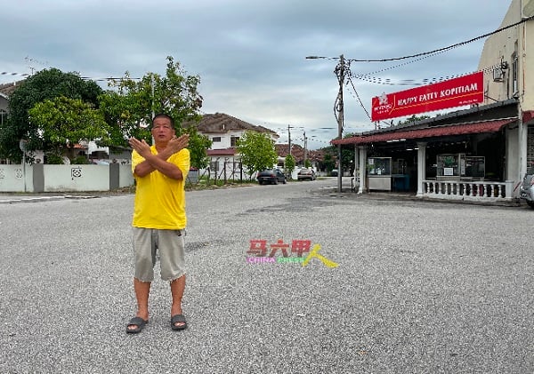 ■马六甲青山侯王二公庙财政黄源兴提醒旅游巴士司机，勿在使用Taman Seri Mangga Fasa 1（Happy Fatty Kopitiam路口）道路，前往该庙。