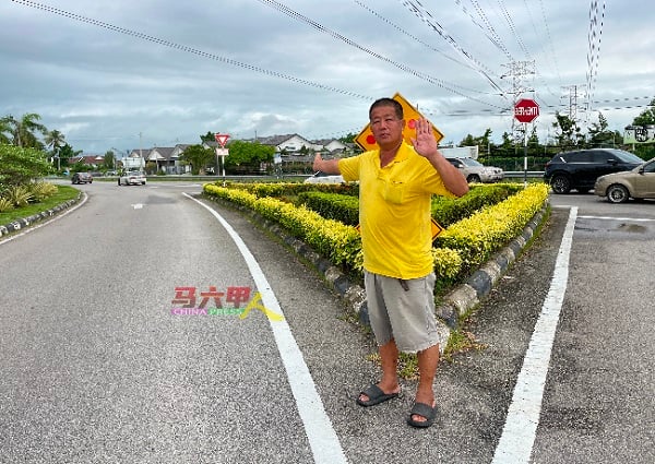 ■旅游巴士司机从马六甲市区方向驶入波格芒加花园／斯里芒加花园分叉路口时，必须使用左边通道，抵达Taman Seri Mangga Seksyen 1新住宅区并将旅巴泊放在该处。