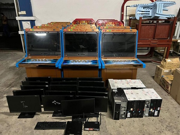 警方在行动中查获的赌博机和电脑。