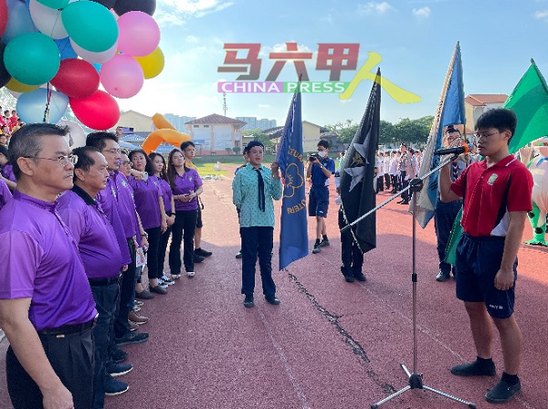 运动员代表李锐宏在师长面前宣誓。左起为吴大鹏、颜贞强及李献等。