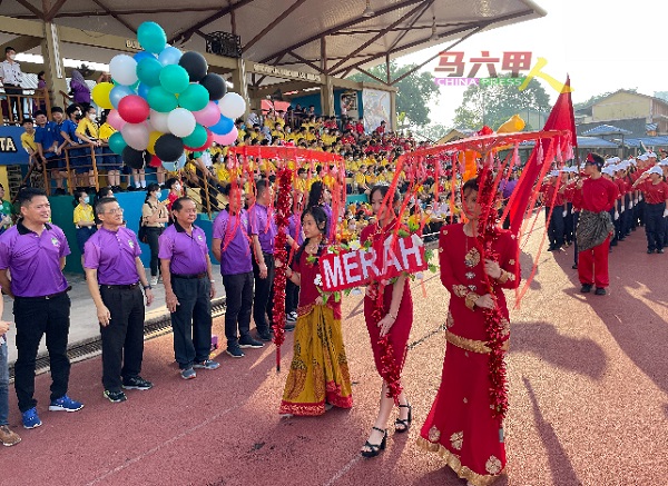 红组组员代表，身穿红色印裔传统服装纱丽、华裔传统服装旗袍及马来传统套装，大展大马多元种族特色。