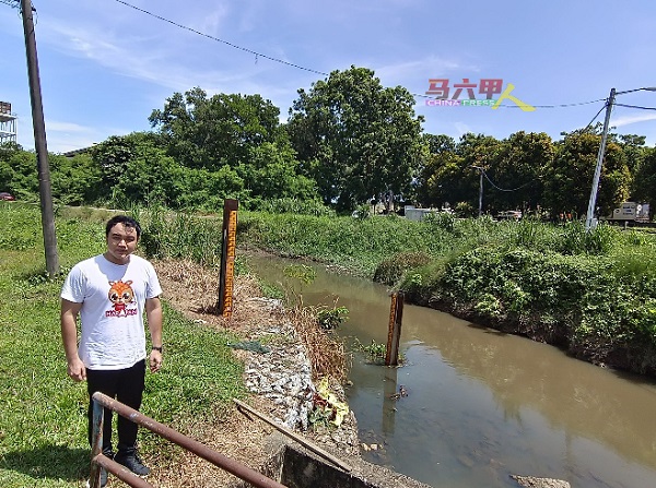 郭子毅巡视双溪布达河的水位，河的水位高低会直接影响水灾热点的情况。