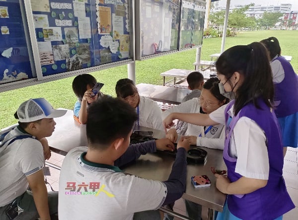 交流会上，学生示范马来播棋（Congkak），让南京师范大学附属中学树人学校的学生体验马来传统童玩的乐趣。