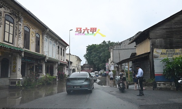 交警到场监督淹水区。