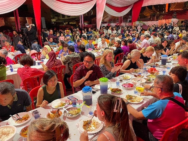 各族人士在150尺长长桌宴享用峇峇娘惹美食，当中不乏外国游客。