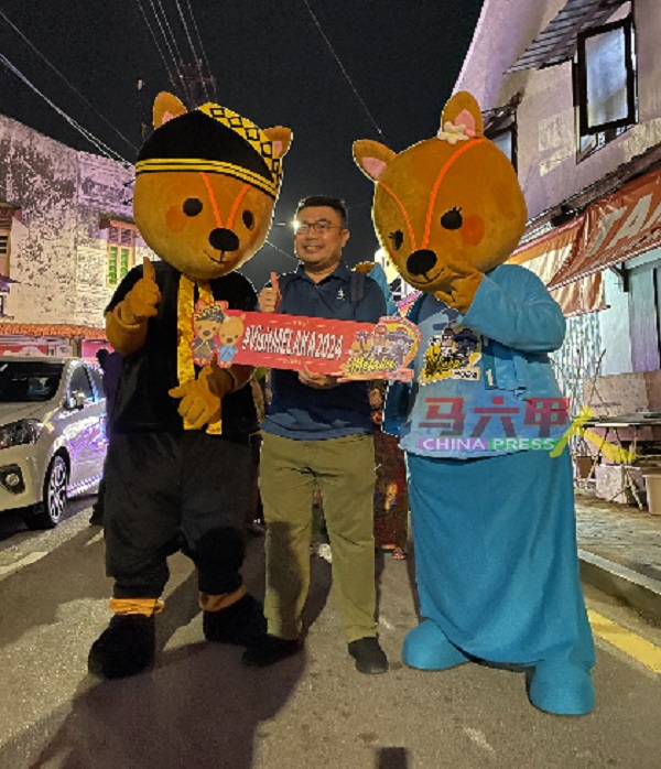 马六甲吉祥物“都亚”及“蒂惹”鼠鹿亮相，与民众拍照打卡。