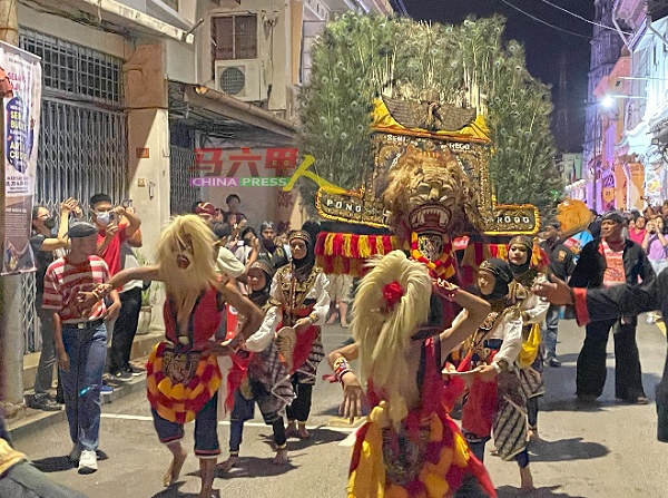 来自柔佛麻坡的神秘传统神马舞蹈表演。