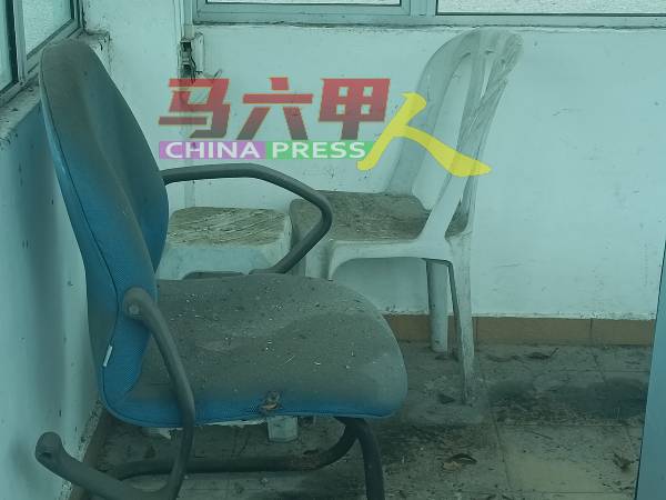 警亭内的椅子脏乱不已，让游客留下不良印象。