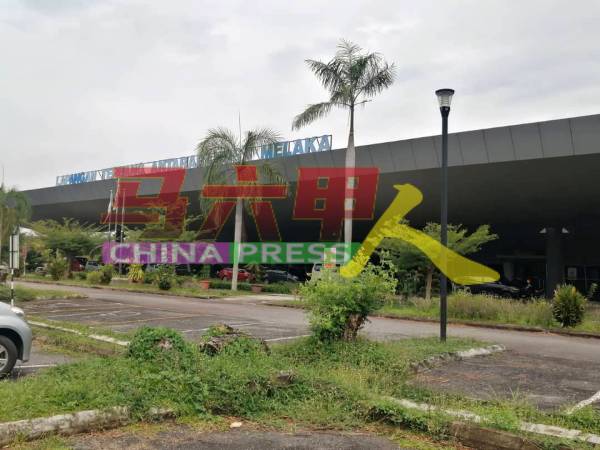马六甲国际机场外的泊车场，又见野草丛生。