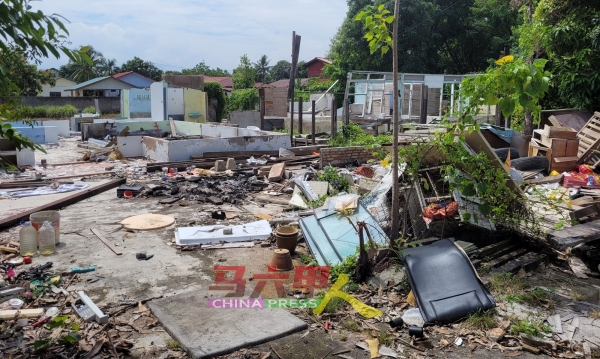 甘榜阿依丽丽3路两至三间房屋荒废后成废墟，引发环境卫生及安全问题。