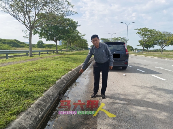 林千宏：出水口遭垃圾或是野草阻塞，导致下雨时水无法及时排出，路面积水。