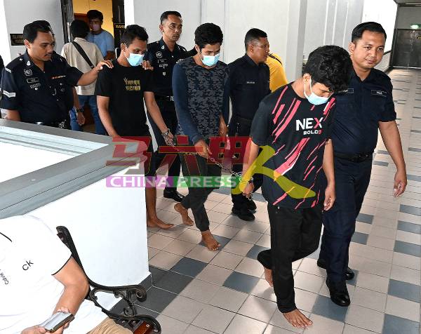 3名被告苏雅迪（前排右起）、安鲁拉及古那旺，被控贩运逾40公斤毒品，被控上法庭。