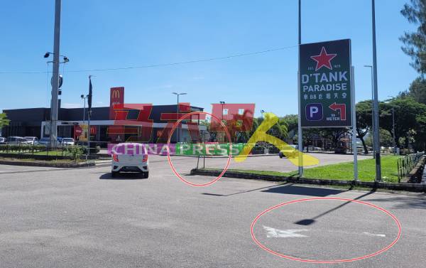 路面上箭头已模糊不清（右下红圈），路口处指示牌方向错误及褪色（中红圈），许多车辆违规从大路右转至麦当劳。