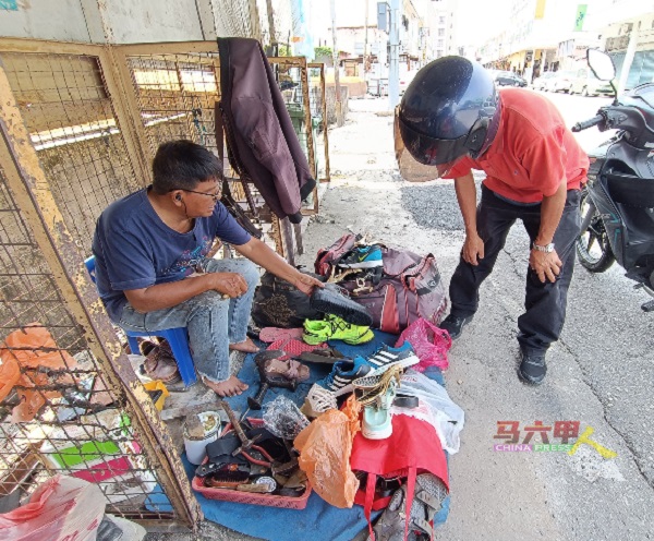 如今许多民众面对鞋子破损都是重新购买一双，导致补鞋匠的市场正逐渐萎缩。