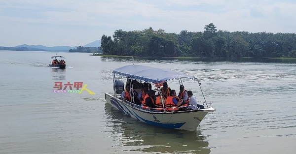 州行政议员与官员们乘船到水坝了解情况。