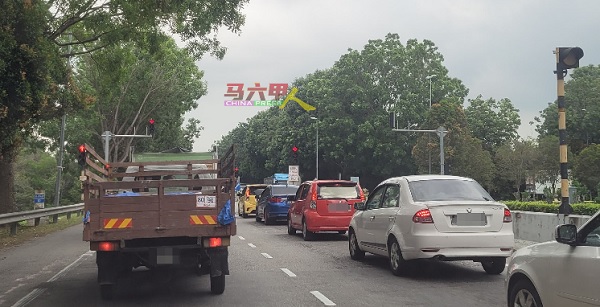 汉惹拔体育馆红绿灯路口“无右转”措施已展延。