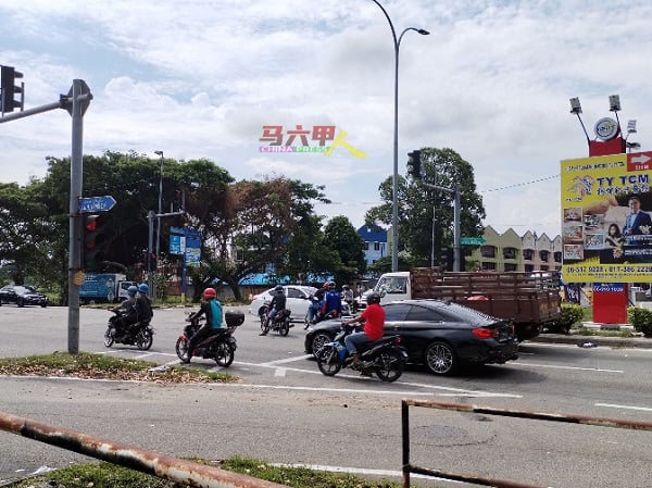 默迪卡花园路口车流量高，尤其右转入默迪卡花园的车道常大排长龙，常有车辆误驶入中间车道却要右转。