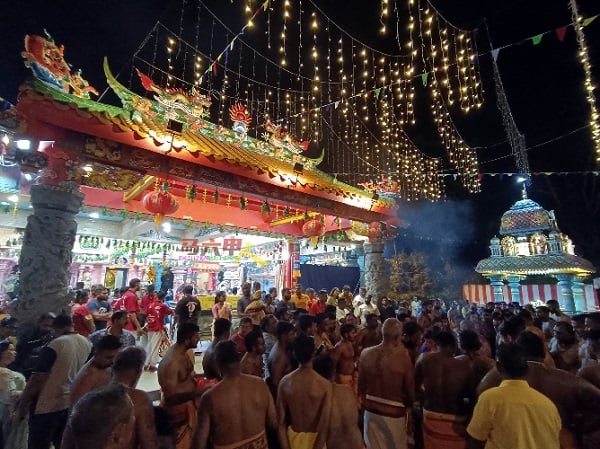 野新华印联合庙举行大神扛火炉仪式，获各族善信参与。