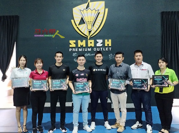 蔡小龙（左5）与2023全球挑战赛的赞助商。