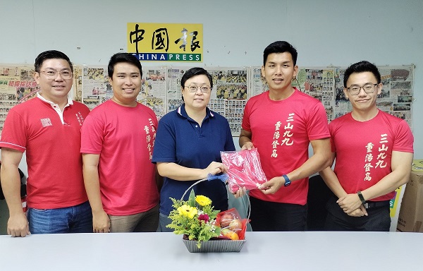 陈志豪（右2起）移交纪念品给《中国报》甲州采访部副主任谭江菁。右起为骆文杰、陈励庆（左起）及萧家亿。