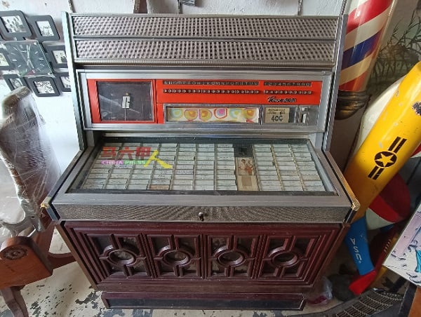 60年代的投币式黑胶播放唱机，被未见市面的民众误以为是马机（赌博机）。