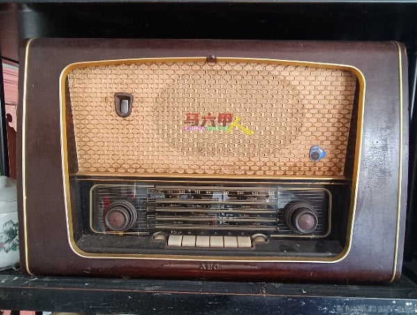 能收听到世界各国的电台频道的50年代广播机。