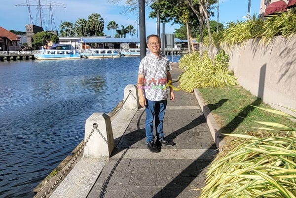 刘志俍到Casa Del Rio酒店后方甲河人行走道，了解水獭出没的情况。