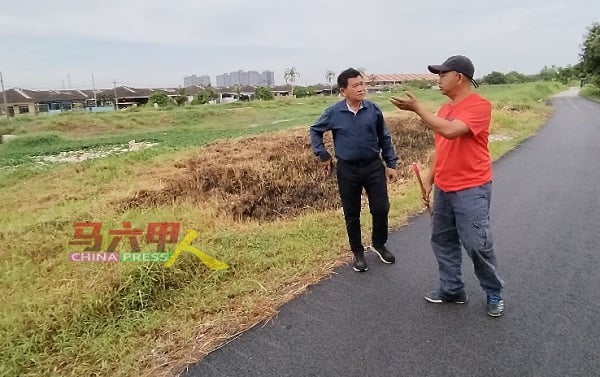 民众向林千宏投诉，河道上的垃圾堵塞情况已出现至少两周。