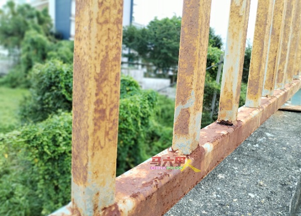■天桥护栏严重生锈，底部甚至已穿洞。
