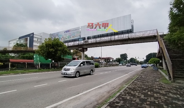 ■从新邦安拔收费站进入马六甲的游客，将取道AMJ大道，这大道上的天桥，有必要重新粉刷及美化以迎接游客。