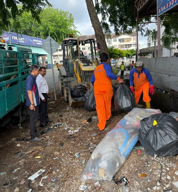■清洁工人从沟内清理出许多大量的垃圾。