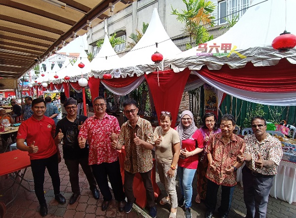 颜泳和（左3）感谢参展的商家及团体，共同推动马六甲的民间基础文化与习俗活动。