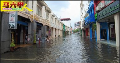 ◤今日马六甲头条◢甲市区   突发水灾 水深2尺．交通中断