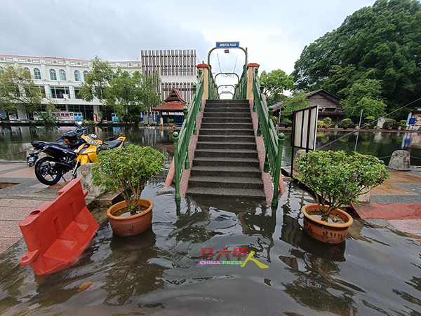 马六甲河水高涨，倒灌进入老街。