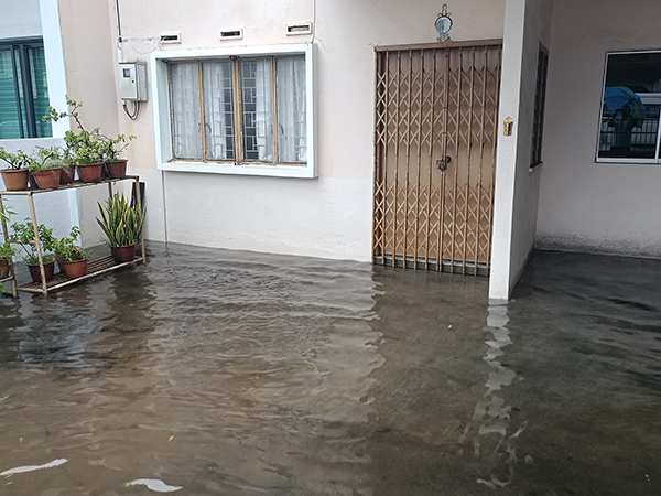 雨水近乎快淹入民宅内。
