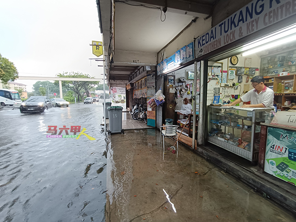 敦阿里路发生水灾后，店家无法做生意，蒙受损失。