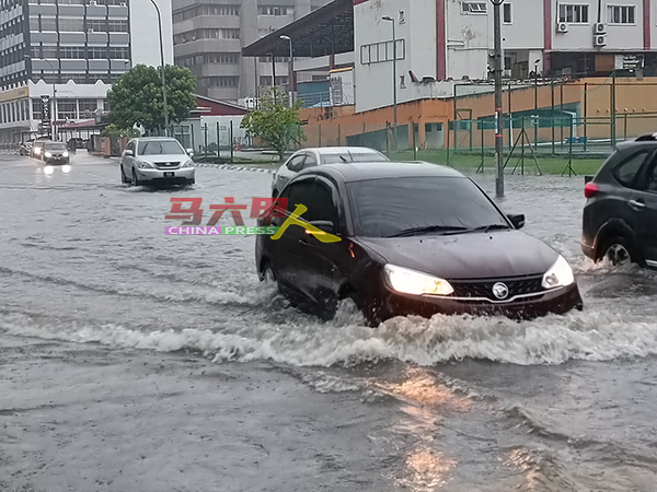汉都亚路发生水灾，一些车辆铤而走险涉水而过。