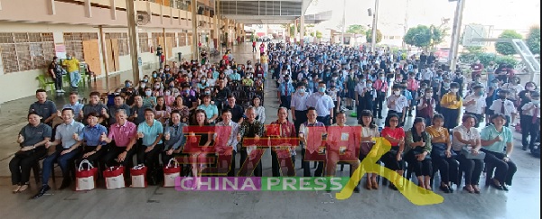 由《中国报》联合伦平保险主办的“全甲小学生现场作文比赛”时隔4年再复办，获得甲州56所华小，共235名小学生响应，场面盛大热闹。