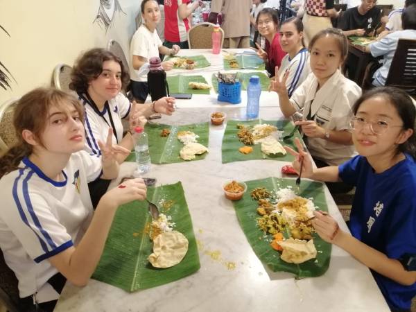 培中学生带领卢森堡学生，到印度餐厅品嚐印度美食。