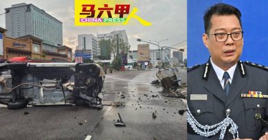 轿车疑失控撞路灯翻覆 23岁司机受伤送院