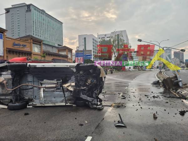 本田思域在对面车道失控，撞上灯柱后翻覆在马路中央。（图由警方提供）