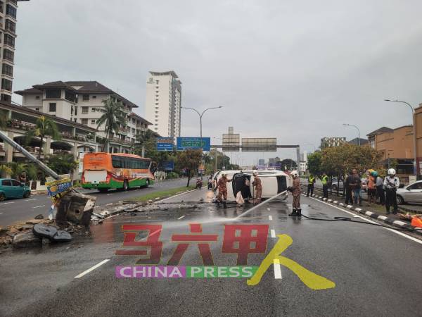 甲州消拯局接获投报后，到场协助冲洗道路。（图由警方提供）