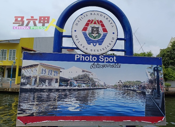 ■甲市政厅在沿河走道设旅游拍照热点的告示牌，让游客拍照打卡。