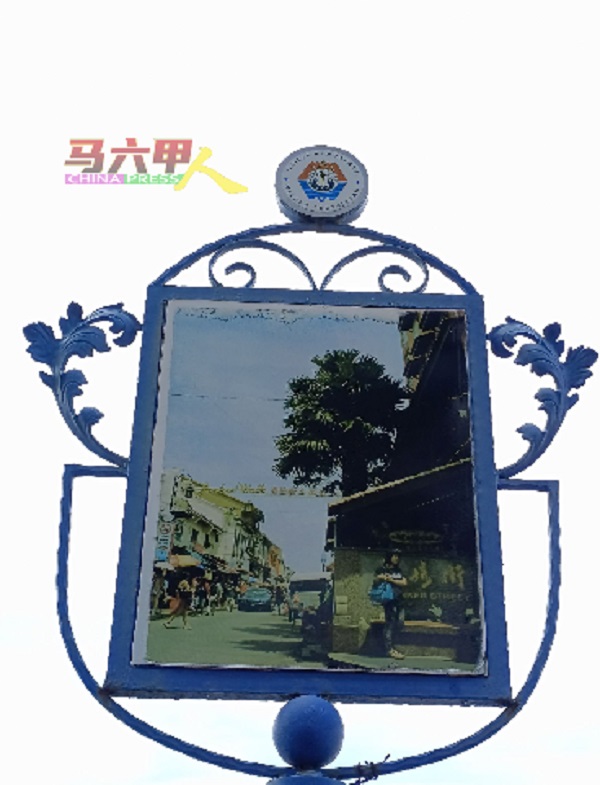 ■告示牌展示的照片包括深受国内外游客欢迎的老街鸡场街。