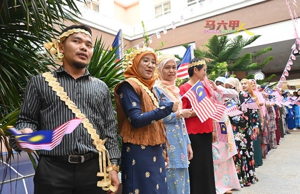 ■甲州国民登记局举办“挥起辉煌条纹”活动，鼓励各部门升挂辉煌条纹。