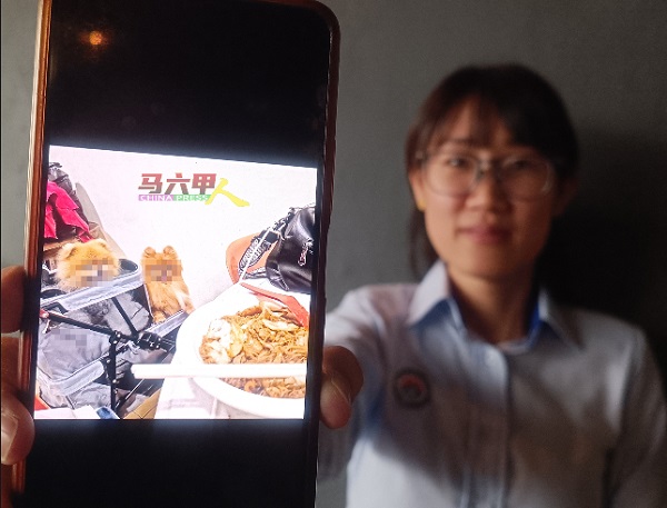 骆慧茹出示网民携带爱犬到餐馆的照片。