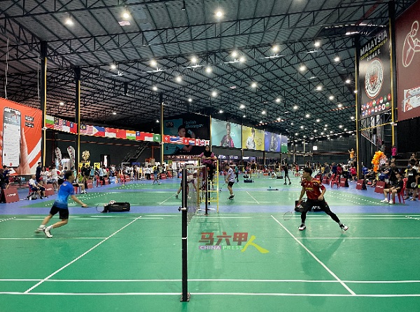 来自不同国家地区的羽球选手，在马来西亚最大羽球馆内切磋球艺。
